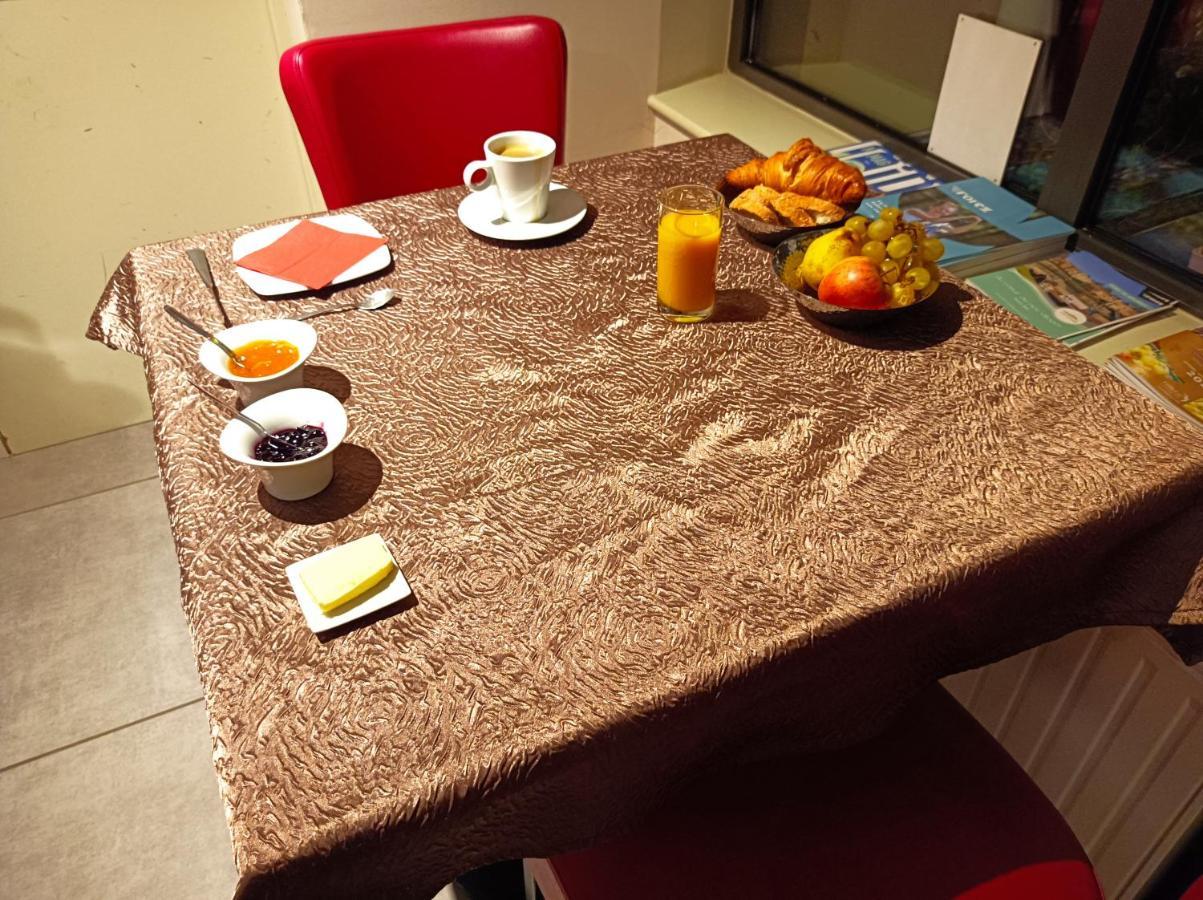 Bed and Breakfast Les Pierres Folles Rozier-en-Donzy Экстерьер фото