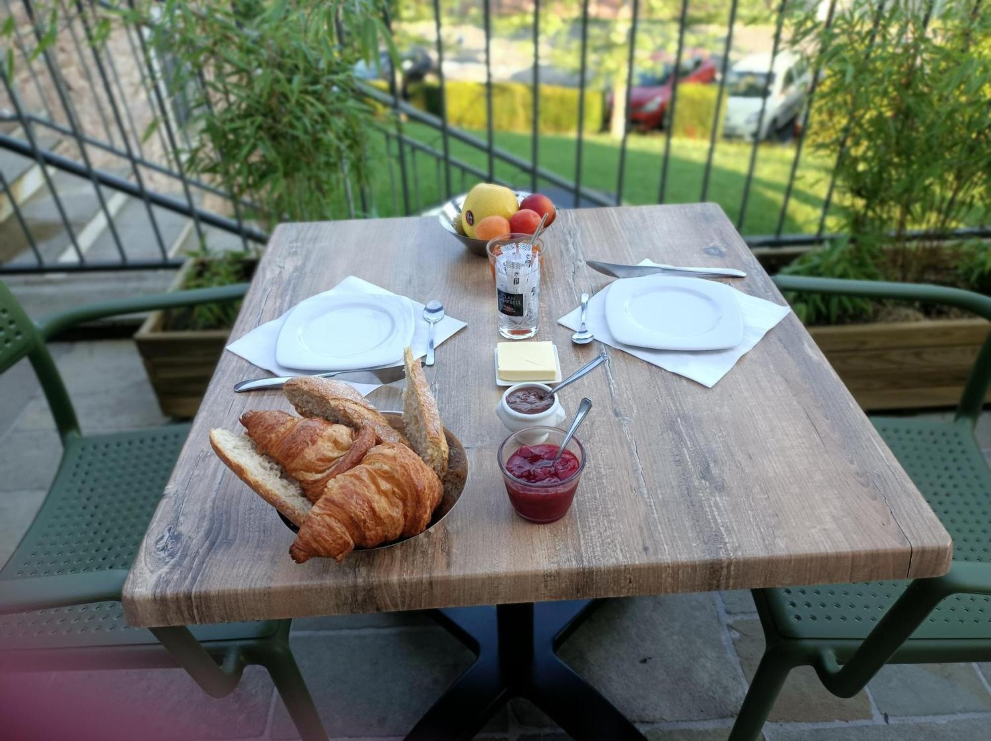 Bed and Breakfast Les Pierres Folles Rozier-en-Donzy Экстерьер фото
